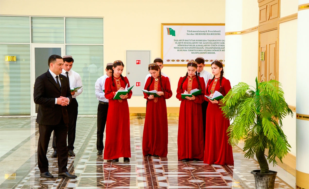 Halkara gatnaşyklary institutynyň talyplary Magtymguly adyndaky Ýaşlar guramasynyň Merkezi geňeşinde önümçilik tejribesini geçýärler