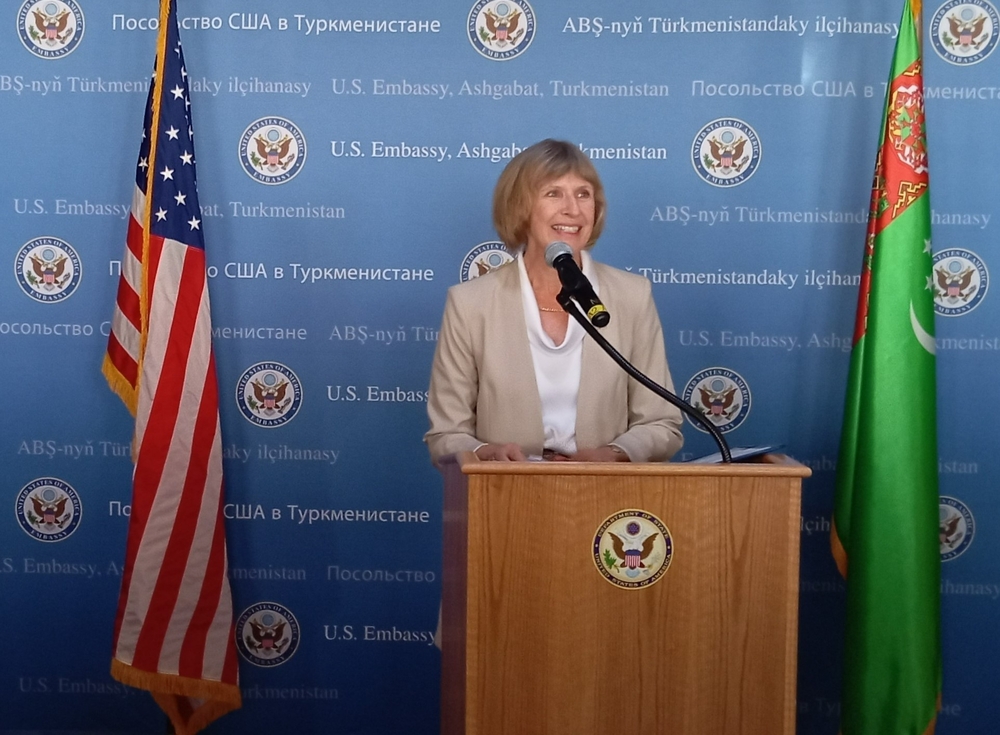 Ilçi Elizabet Rud: Amerikada bilim alýan türkmen talyplary Aşgabatdaky kitap sergisine işjeň gatnaşdylar
