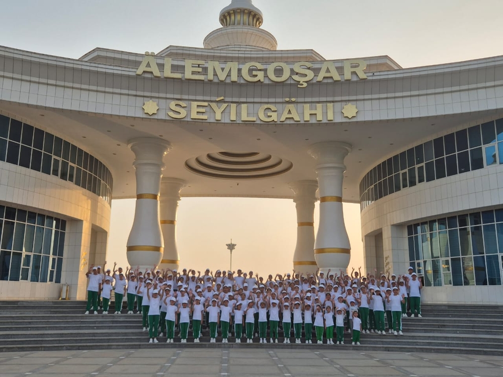 Kenarda ýaňlanýar çaga gülkisi