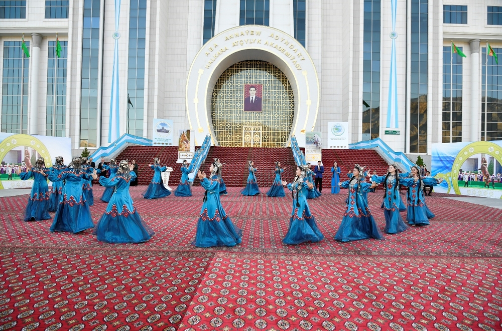 BILIMLER WE TALYP ÝAŞLAR GÜNI