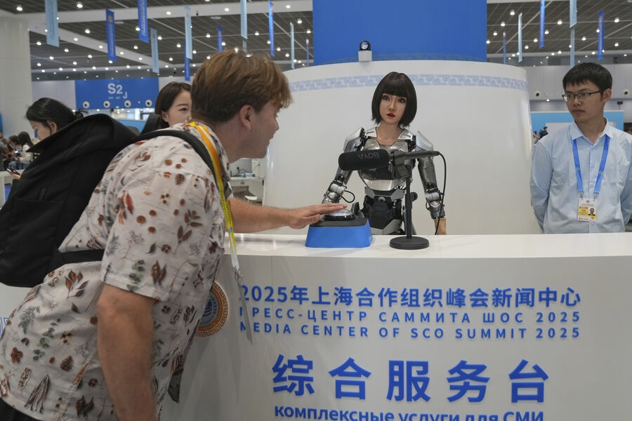 В рамках саммита ШОС участникам и журналистам продемонстрировали достижения современной робототехники