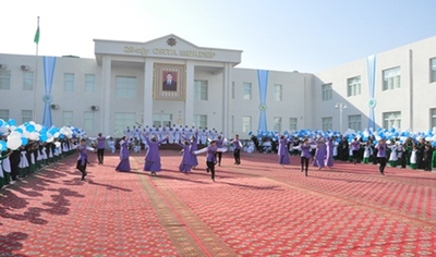 Ahalda «Toýlar goşa goşadan gelýär»
Ahal welaýatynyň Kaka etrabynda 
täze “Bagtly Zamana” obasynda 640 orunlyk döwrebap mekdep açyldy