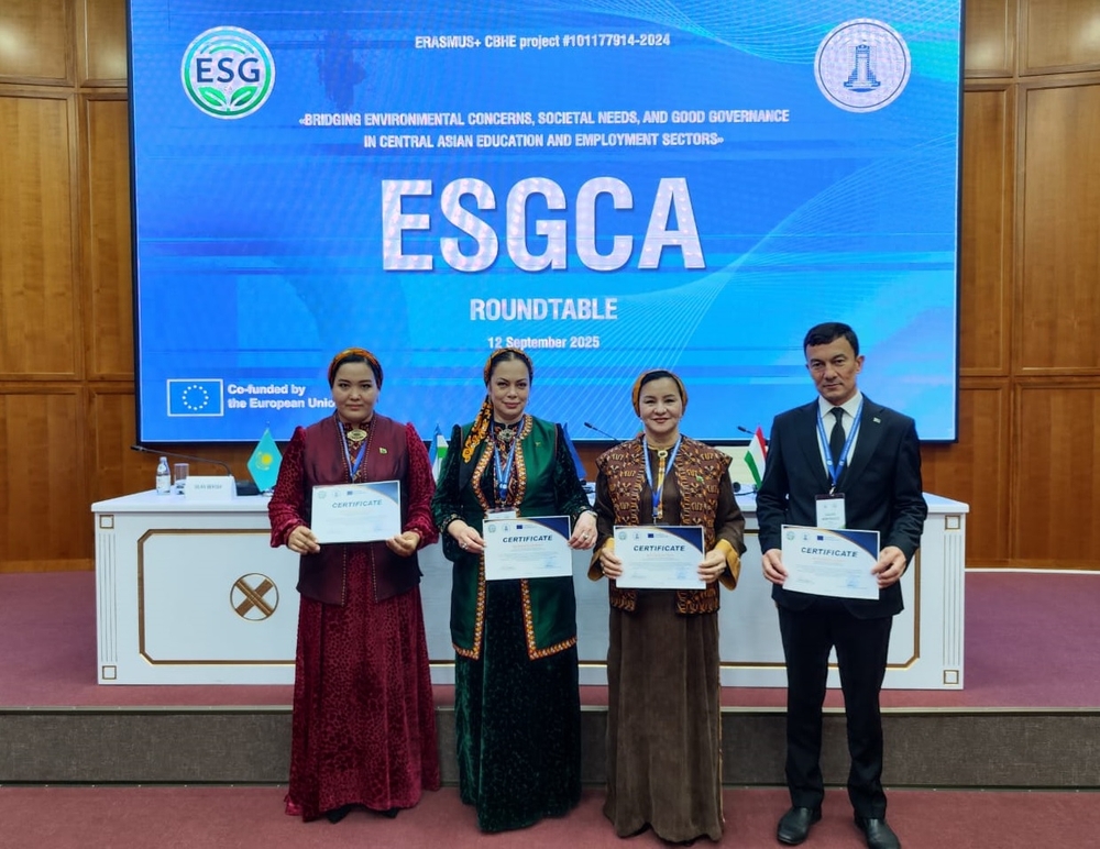 Gazagystanyň Astana şäherinde 2025-nji ýylyň 9-12-nji sentýabry aralygynda “Daşky gurşaw meselelerini, durmuş zerurlyklaryny we ýokary dolandyrylyşy Merkezi Aziýanyň bilim we iş üpjünçiligi ulgamlarynda göz öňünde tutmak” (ESGCA) atly Ýewropa Bileleşiginiň Erasmus+ taslamasynyň çägindäki ylalaşyk boýunça hyzmatdaş ýokary okuw mekdepleriň wekilleriniň gatnaşmagynda guralan okuw maslahatyna gatnaşan Ýagşygeldi Kakaýew adyndaky Halkara nebit we gaz uniwersitetiniň mugallymlarynyň
IŞ SAPARY