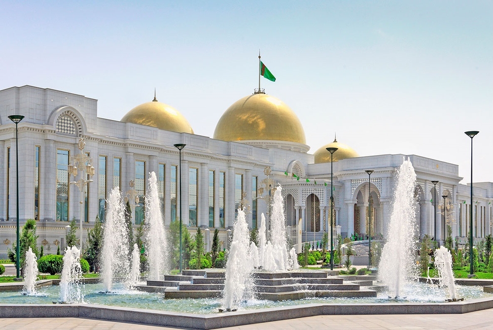 President of Turkmenistan Awards the Title “Hormatly il ýaşulusy” to Distinguished Citizens