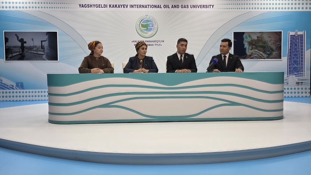 Halk Maslahatynda öňe sürülen teklipler we beýik çözgütler baradaky “tegelek stoluň” başyndaky gepleşik