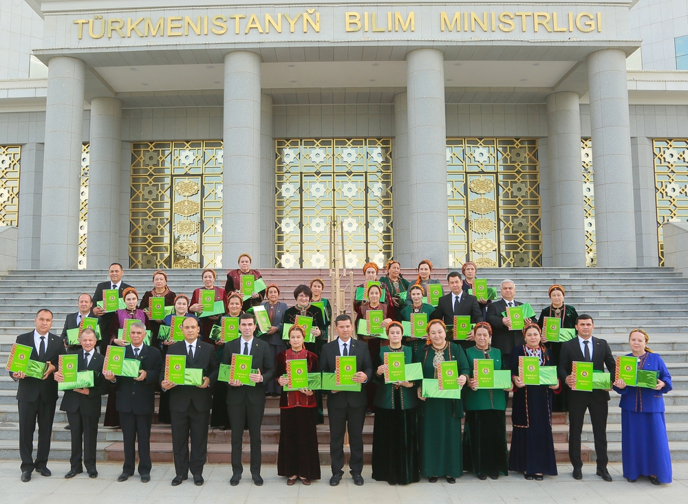 Öňdebaryjy bilim işgärleri sylaglandy
