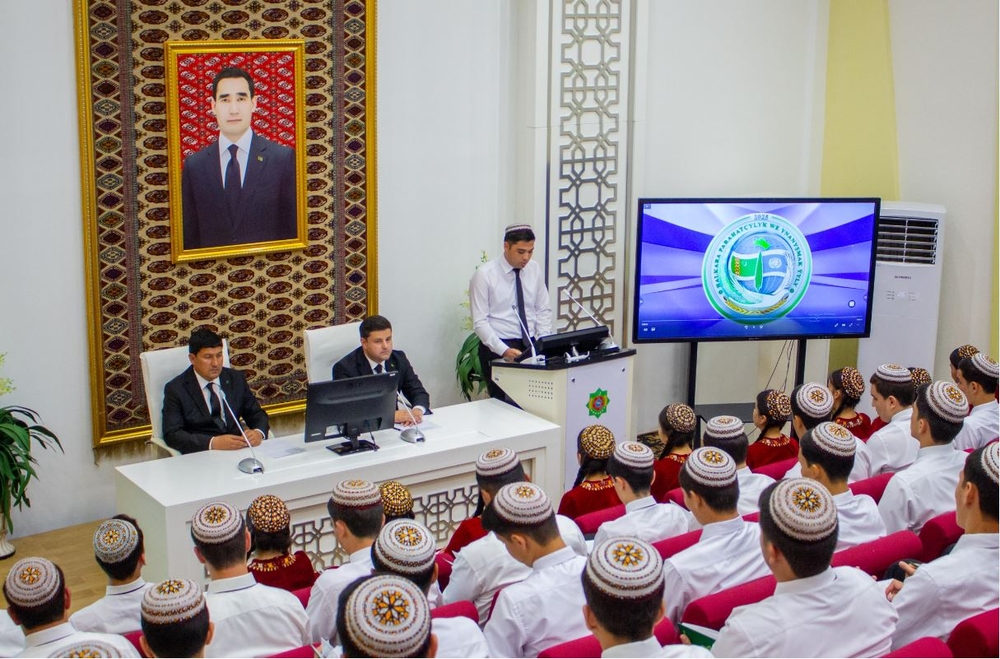 ÝAGŞYGELDI KAKAÝEW ADYNDAKY HALKARA NEBIT WE GAZ UNIWERSITETINDE «TÜRKMENISTANYŇ HALK MASLAHATYNYŇ ÇÖZGÜTLERI: ÝAŞLAR SYÝASATY» ATLY MASLAHAT GEÇIRILDI