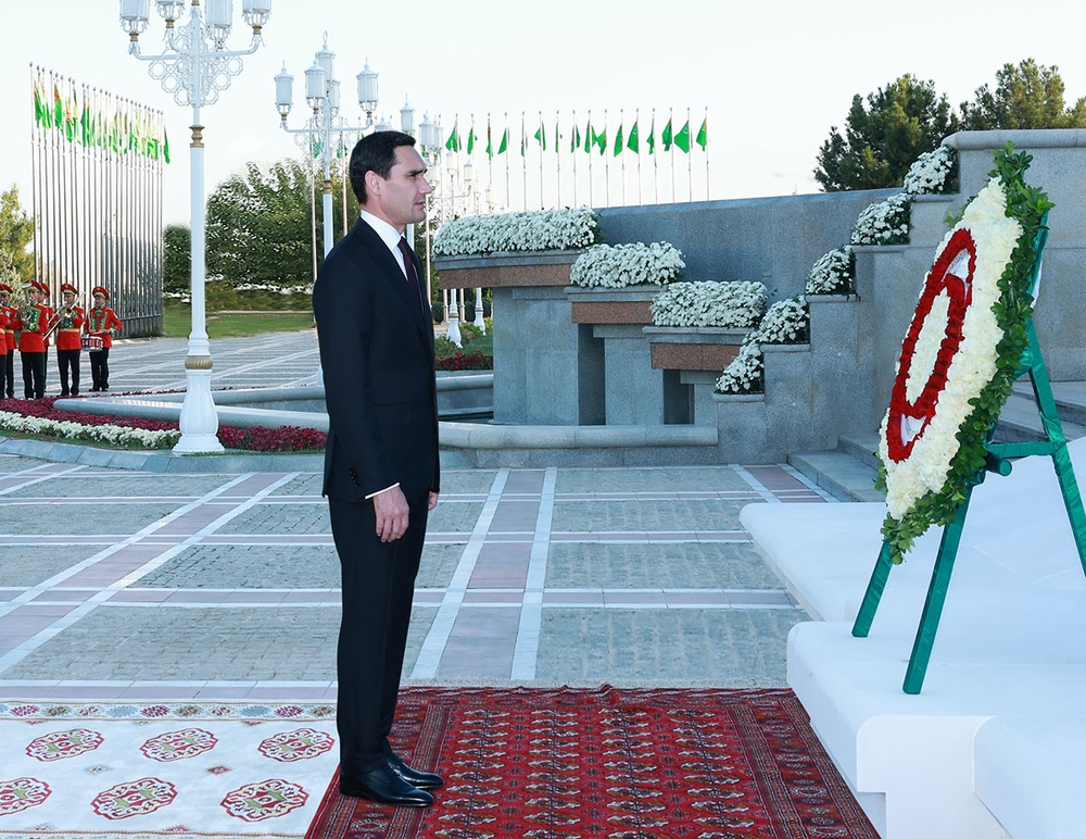 President of Turkmenistan Lays Flowers at the Monument of Independence