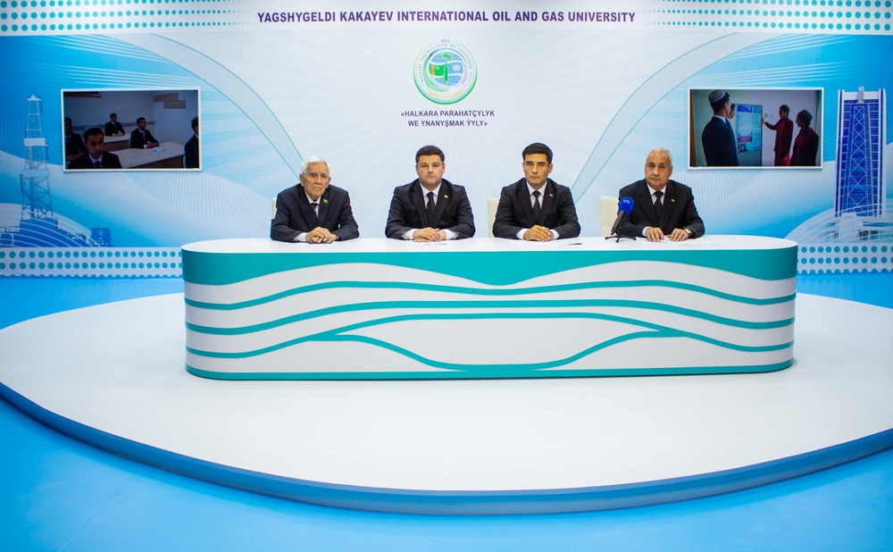 Ýagşygeldi Kakaýew adyndaky Halkara nebit we gaz uniwersitetinde Hyzmatdaşlykda energetika diplomatiýasynyň orny barada tegelek stolyň başynda syýasy gepleşik geçirildi