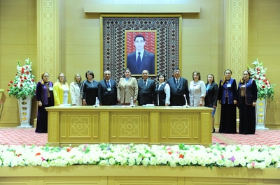 RUSSIÝALY HÜNÄRMENLERIŇ TÜRKMENISTANLY PEDAGOGIK IŞGÄRLERIŇ HÜNÄR DEREJESINI ÝOKARLANDYRMAKDAKY HYZMATDAŞLYGY