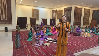 Türkmen halysyň milli muzeýinde talyp ýaşlaryň üme ýazgysy. 