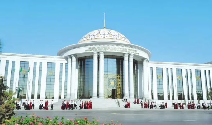 Туркменский вуз получил сертификат Вестминстерского университета по программе AELLCA