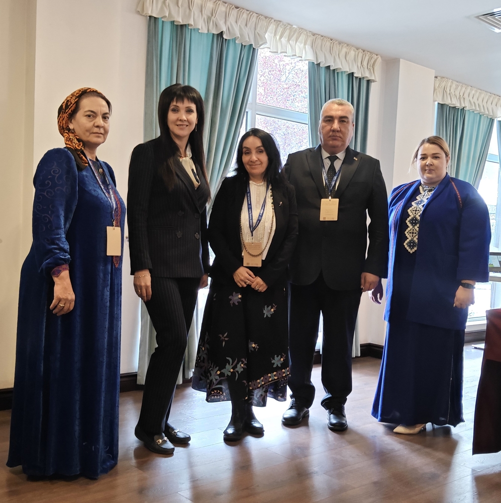 Türkmen wekiliýeti «Nazaryýetden tejribä geçmek: CAREC maksatnamasynyň tejribeli hünärlenleri üçin
adalatly geçiş boýunça syýasaty laboratoriýasy»
atly okuw maslahatyna gatnaşdy