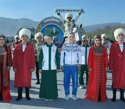 Chairman of the Halk Maslahaty of Turkmenistan takes part in a mass tree-planting event in Arkadag