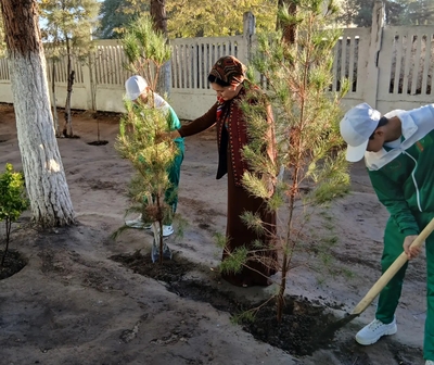 «Olimp» orta sport mekdebinde bag ekmek we ekilen baglara ideg etmek işleri geçirildi