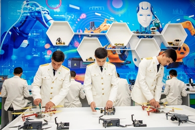 Berdimuhamet Annaýew adyndaky harby mekdepde robot tehnikasy boýunça ýaryş geçirildi