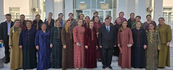 Çagalar baglarynyň terbiýeçileriniň Türkmenistanda klimatyň üýtgemegi bilen bagly töwekgelçiliklere taýýarlyklaryny artdyrmak boýunça okuw geçirildi