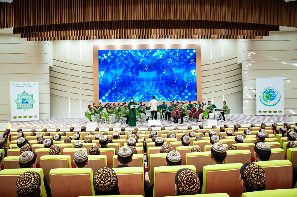 Kalplary birleşdirýän sungat