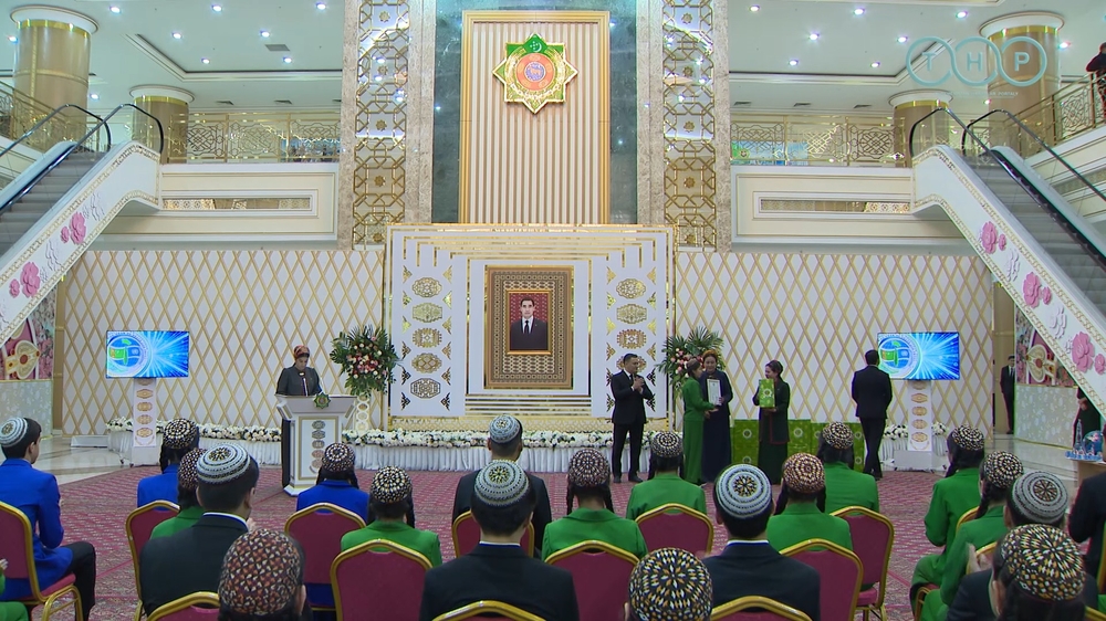 Среди школьников Туркменистана прошло творческое состязание «Мир: голос детей»