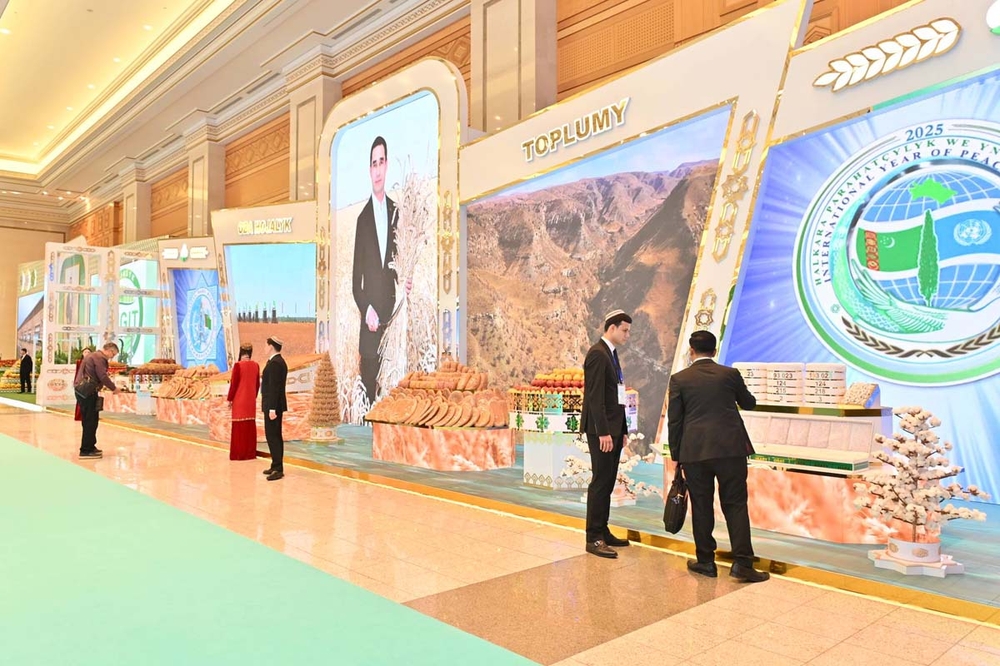 В Ашхабаде открылась масштабная выставка в честь 30-летия Нейтралитета Туркменистана