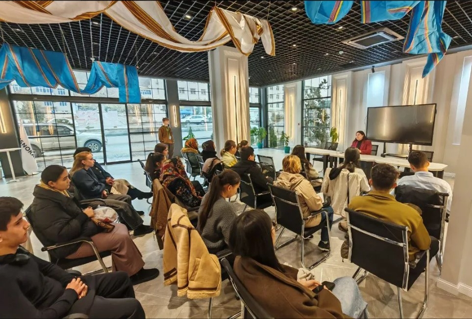 Aşgabatdaky Rus öýüniň hünärmenleri Türkmenbaşy şäherinde ýaşlar üçin bilim seminaryny geçirdi