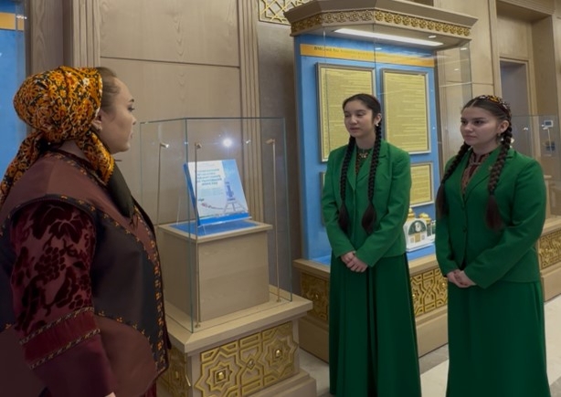 Aşgabat şäheriniň matematika we informatika derslerini çuňlaşdyryp öwredýän ýöriteleşdirilen 30-njy orta mekdebiniň 2025-2026-njy okuw ýylynyň gyşky dynç alyş möwsüminde mekdep okuwçylary bilen bilelikde Türkmenistanyň Döwlet medeniýet merkeziniň “Bitaraplyk” binasyndaky muzeýlere edilen gezelenç