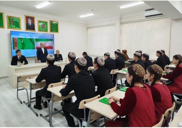 В Туркменском национальном институте мировых языков состоялась встреча с Послом Ирана