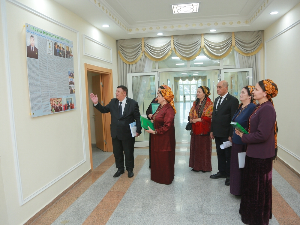 HORMATLY PREZIDENTIMIZIŇ “TÜRKMENISTANYŇ BITARAPLYGY – PARAHATÇYLYGYŇ WE YNANYŞMAGYŇ AÝDYŇ ÝOLY” ATLY NUSGALYK KITABYNY OKUW-TERBIÝEÇILIK IŞINDE PEÝDALANMAGYŇ USULLARYNA BAGYŞLANAN YLMY-USULY MASLAHAT GEÇIRILDI