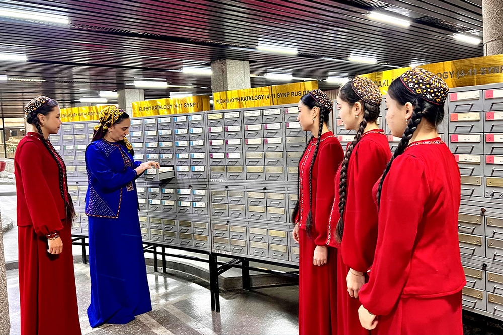 “Çagalar okaýyşyny guramak” hünäriniň talyplary Döwlet çagalar kitaphanasynda hünär tejribeliligini geçdiler