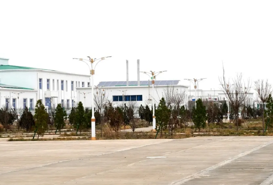 Türkmenistan ÝUNISEF-niň goldamagynda oba mekdebinde ätiýaçlyk Gün fotoelektrik ulgamyny gurdy