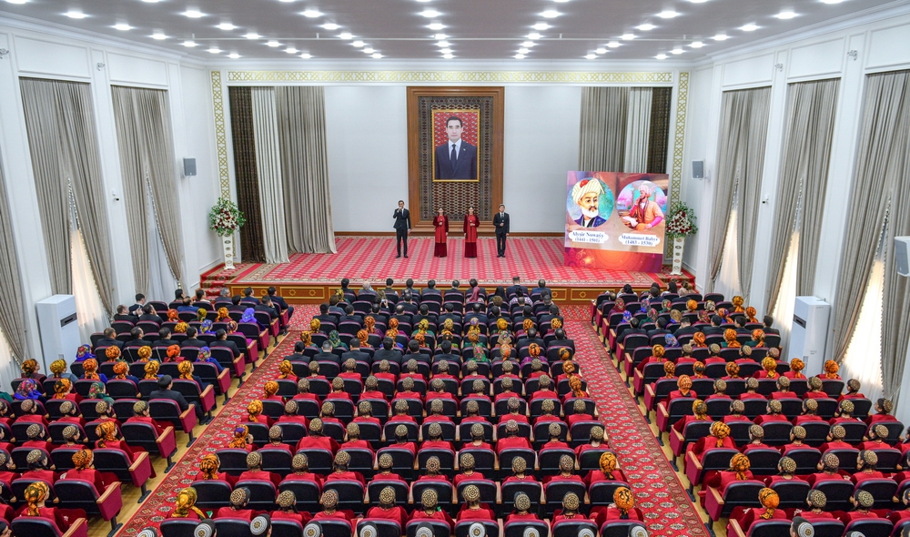 Türkmen milli dünýä dilleri institutynda edebiýat agşamy geçirildi