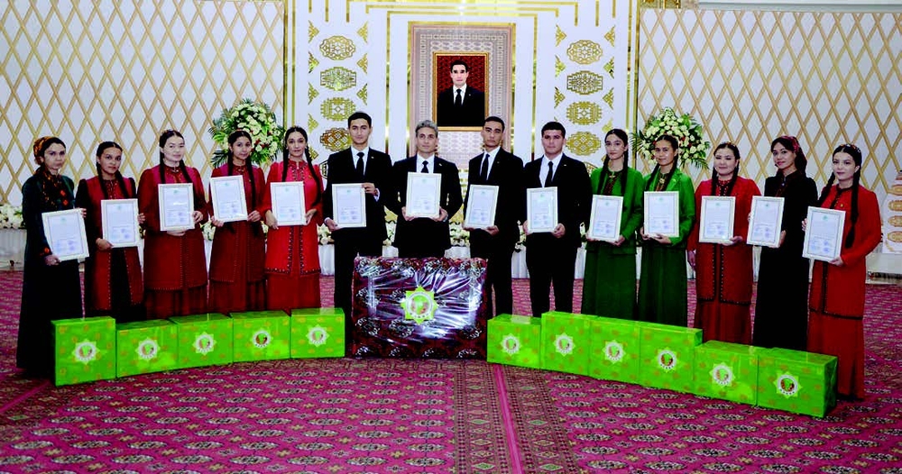 BIR SÖZDEN MÜŇ KÖŇLE