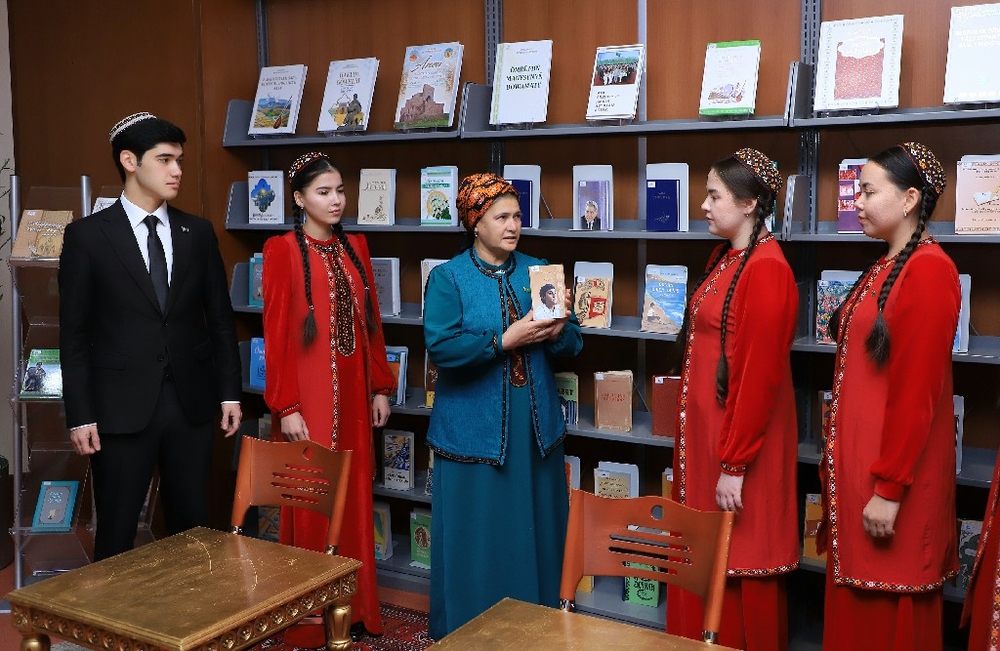 “Kitap – üstünlikleriň açarydyr” atly şygar astynda Türkmenistanyň Döwlet medeniýet merkeziniň Döwlet kitaphanasyna syýahat çäresi geçirildi