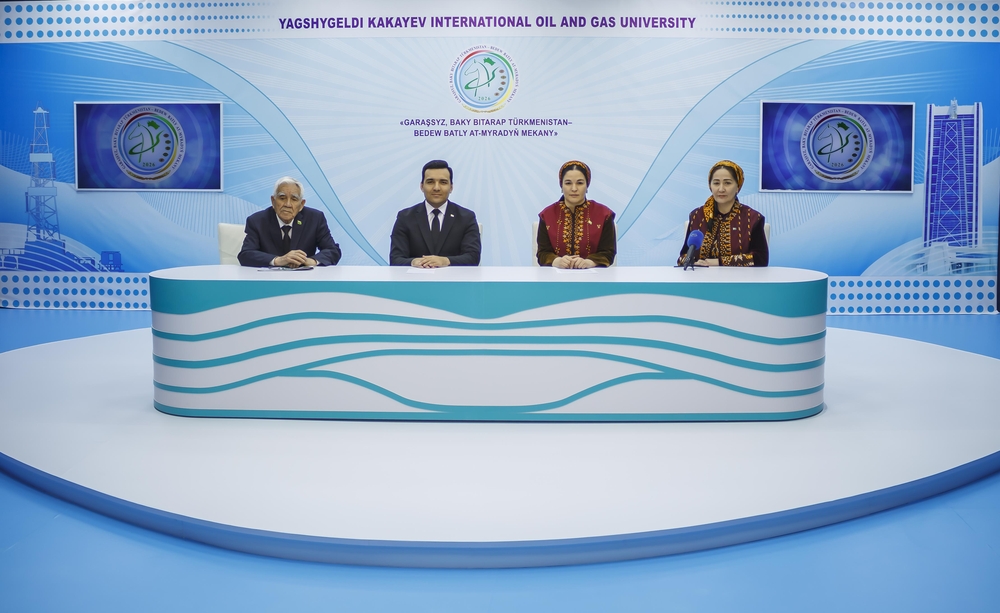 “Bedewleriň bagt bolup çapýan mekanynda” atly syýasy söhbetdeşlik