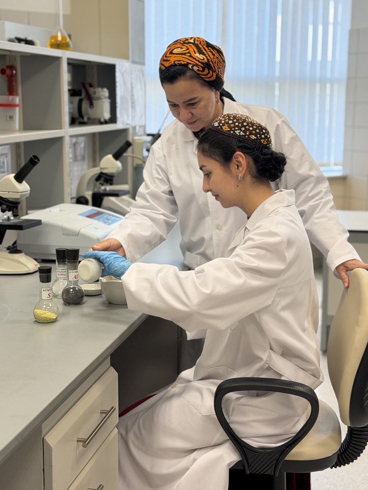 Студентка нефтегазового вуза Туркменистана создала метод получения красящего вещества из серы