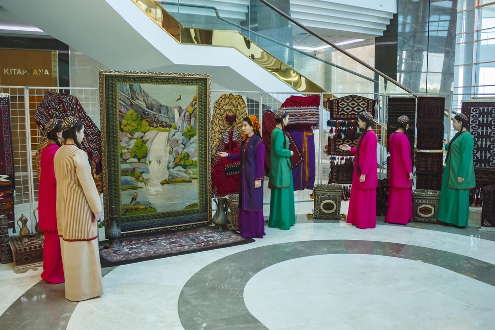 Ýagşygeldi Kakaýew adyndaky Halkara nebit we gaz uniwersitetinde göçme sergi gurnaldy