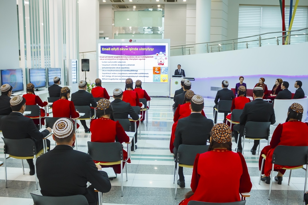 Ýagşygeldi Kakaýew adyndaky Halkara nebit we gaz uniwersitetinde tegelek stolyň başynda emeli aň boýunça ylmy-seminar duşuşygy geçirildi