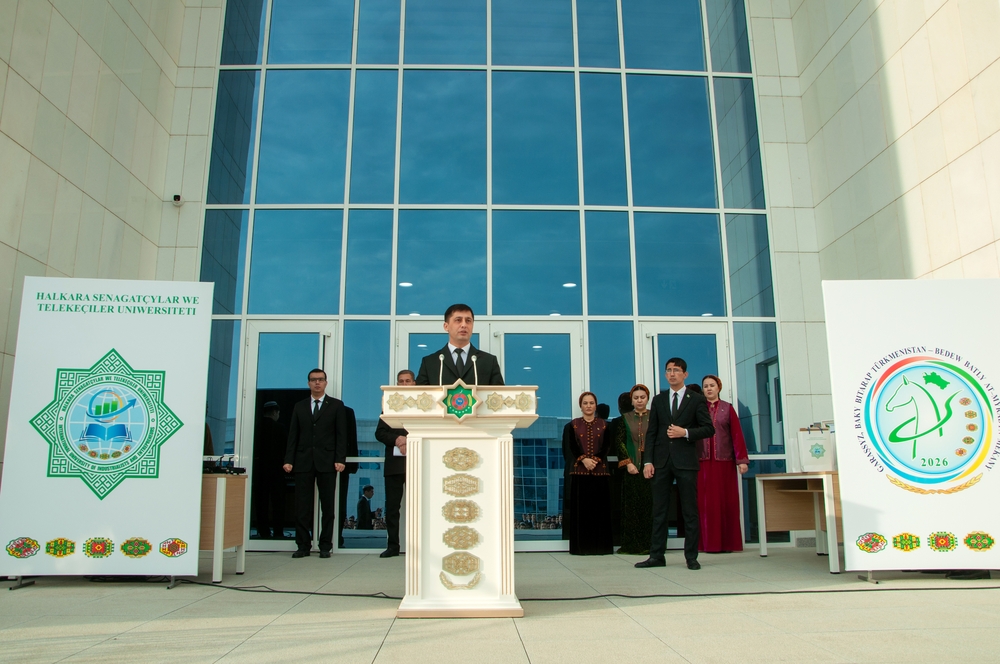 Arkadagymyz Gurbanguly Berdimuhamedowyň “Atda wepa-da bar, sapa-da” eseri boýunça “Kitap bilen dünýä syry açylýar” atly kitap okamak bäsleşiginde ýokary görkezijilere eýe bolan okuwçylary sylaglanyş dabarasy