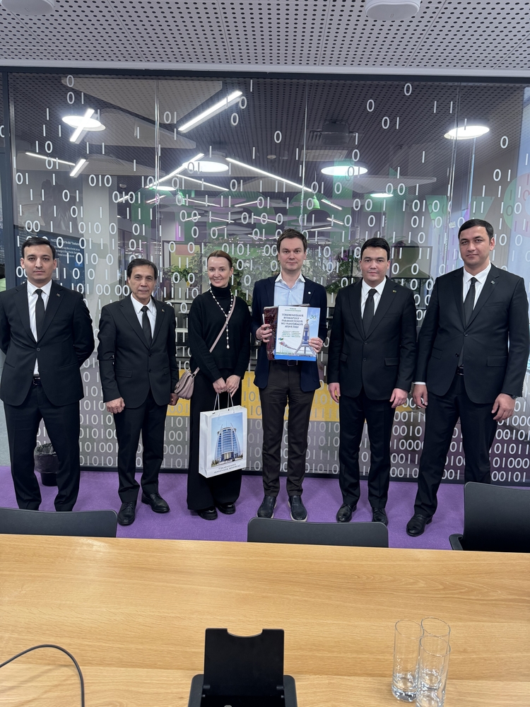 Туркменская делегация изучает инновации «Школы 21»