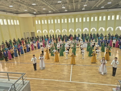 Körpelere baýramçylyk süýjilikleri gowşuryldy!