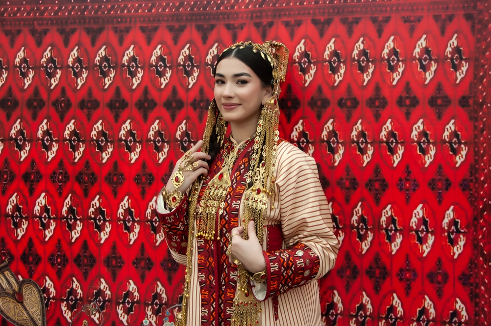                               Gyz görki saçda bor, gül tahýasy başda bor