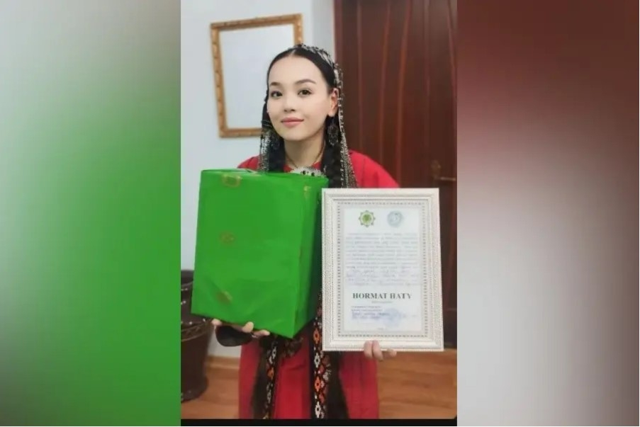 Politehniki orta hünär okuw mekdebiniň talyby «Gyz görki saçda, gül tahýasy başda bolar» atly bäsleşigikde III – orna mynasyp boldy