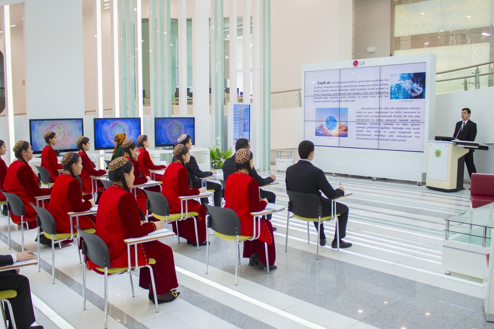 ÝAGŞYGELDI KAKAÝEW ADYNDAKY HALKARA NEBIT WE GAZ UNIWERSITETINDE “EKSPORT – GLOBAL BAZARLARYŇ GAPYSY” ATLY AÇYK SAPAK GEÇIRILDI