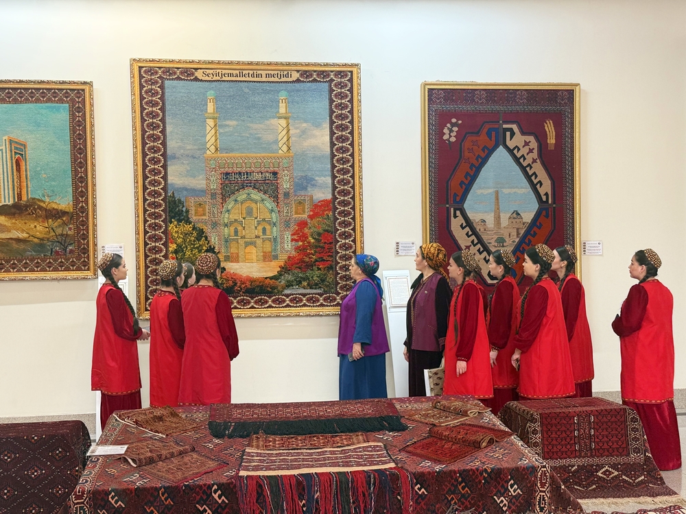 Ýagşygeldi Kakaýew adyndaky Halkara nebit we gaz uniwersitetiniň mugallymlary hem talyp gyzlary milli gymmatlyklarymyz bilen tanyşdyrmak maksady bilen Haly muzeýe gitdiler