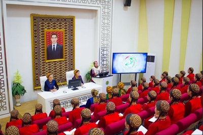 Ýagşygeldi Kakaýew adyndaky Halkara nebit we gaz uniwersitetinde Mährem zenan mugallymlaryň gatnaşmagynda milli gymmatlyklarmyz bolan maşgala mukaddesligi wagyz etmek maksady bilen“Maşgalam-baş galam” atly talyp gelin-gyzlaryň arasynda wagyz-nesihat duşuşygy gecirildi