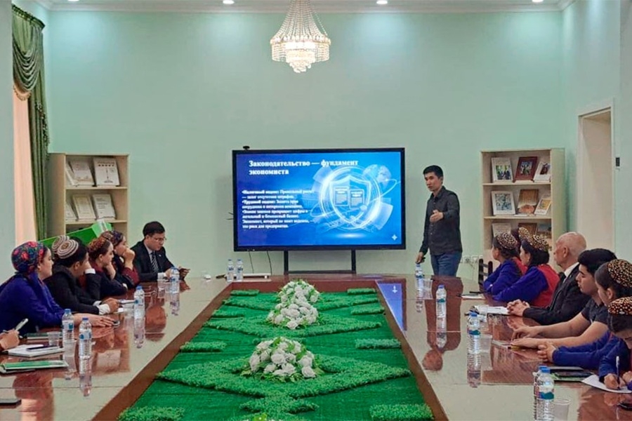 Türkmen oba hojalyk uniwersitetinde ýaş ykdysadyýetçiler üçin açyk sapak geçirildi