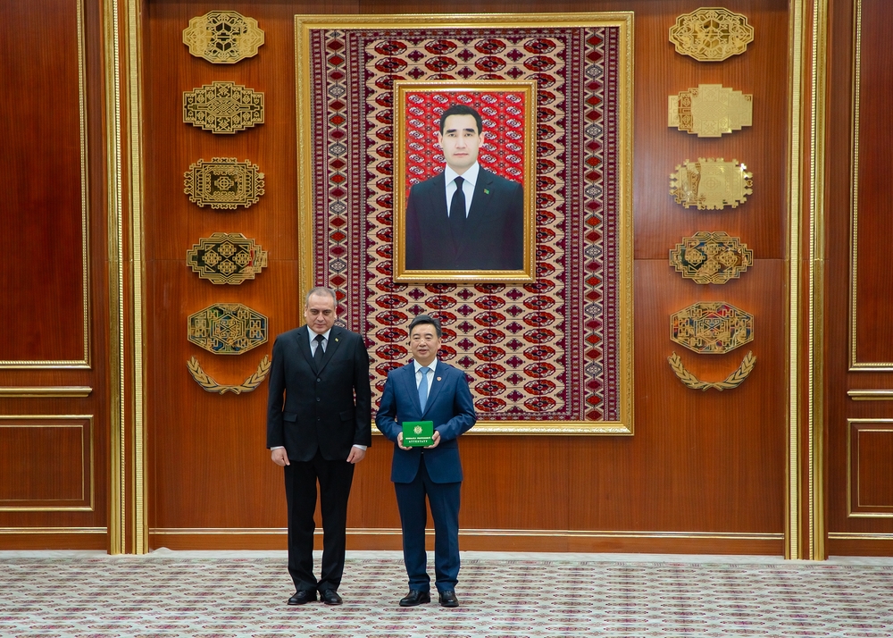 Pekiniň hytaý lukmançylygy uniwersitetiniň rektory Tan Çžişuwa Myrat Garryýew adyndaky Türkmenistanyň Döwlet lukmançylyk uniwersitetiniň hormatly professory diýen ady dakmak dabarasy geçirildi