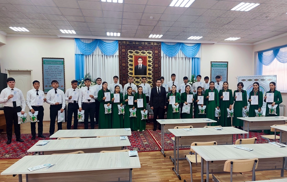 Aşgabatda «Ykdysadyýetiň esaslary» mekdep bäsleşiginiň netijeleri jemlendi