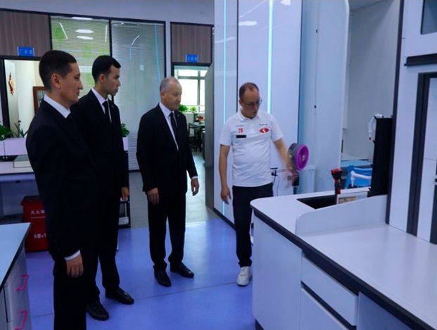 Türkmen döwlet mugallymçylyk institutynyň wekilleri häzirki zaman hytaý enjamlary bilen tanyşdylar