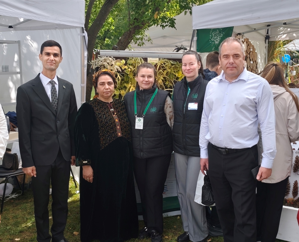 YLMY HYZMATDAŞLYK ÖSDÜRILÝÄR